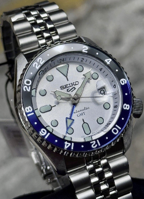 Seiko 5 White Batman GMT SSK033K1 - foto 3