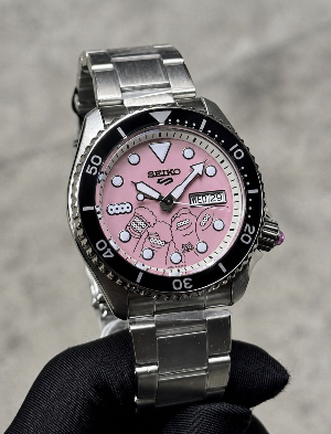 Seiko 5 x Millions Monster Collab Pink Limited Edition - foto 2