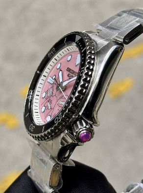 Seiko 5 x Millions Monster Collab Pink Limited Edition - foto 3